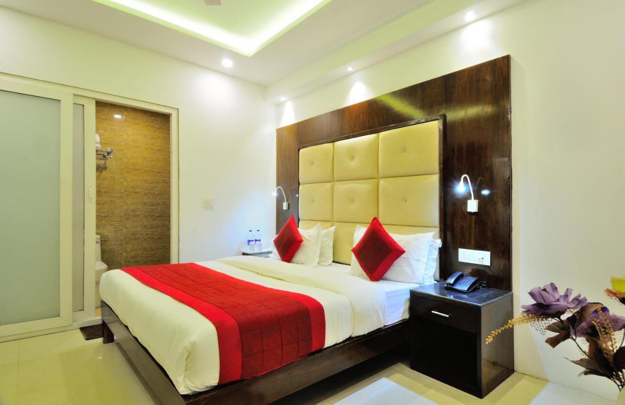 Capital O 2242 Hotel Yuvraj Deluxe Nuova Delhi Esterno foto
